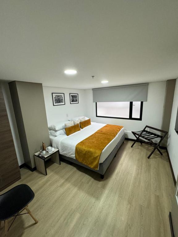 波哥大Hotel WLH Gold Bogota的一间卧室,卧室内配有一张大床
