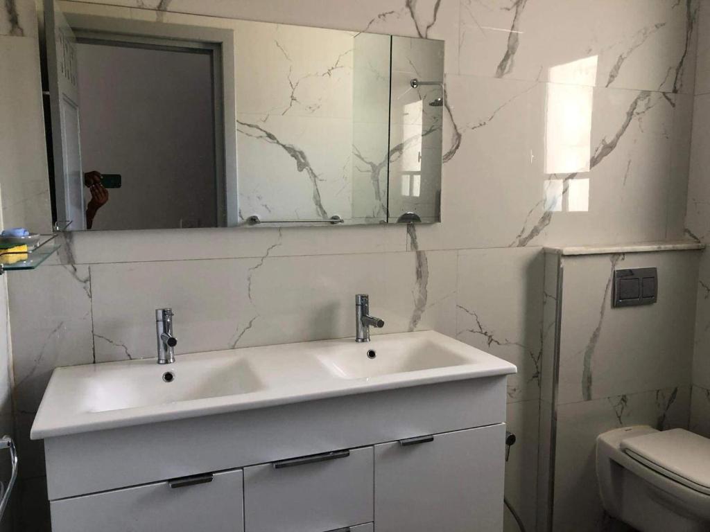 乌姆苏克La villa H的浴室设有白色水槽和镜子
