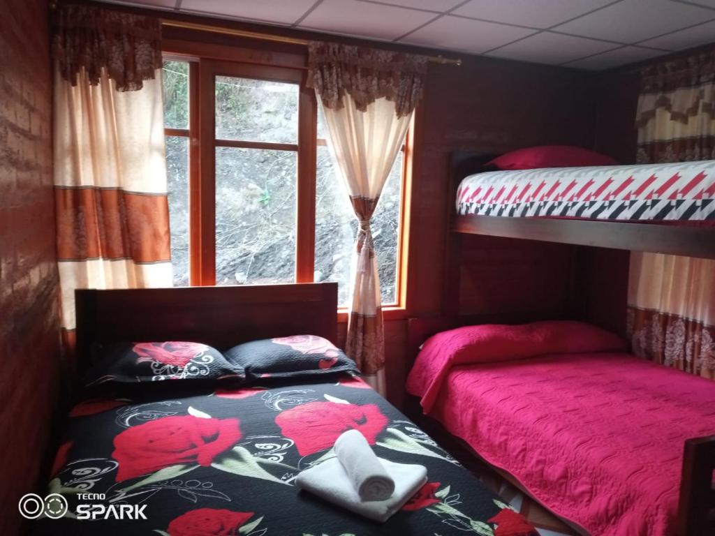 巴尼奥斯Playita Salomon的一间卧室设有两张双层床和一扇窗户。