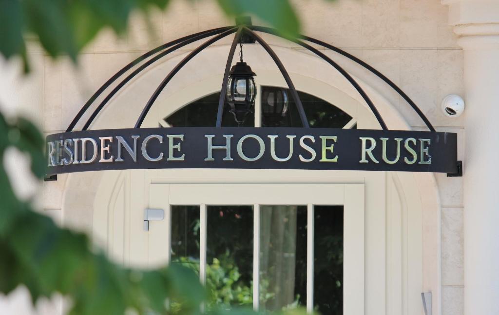 鲁塞Residence House Ruse的挂在门上的书记