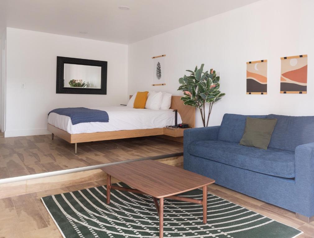 哈里伯顿邦妮景旅馆的客厅配有床和蓝色沙发