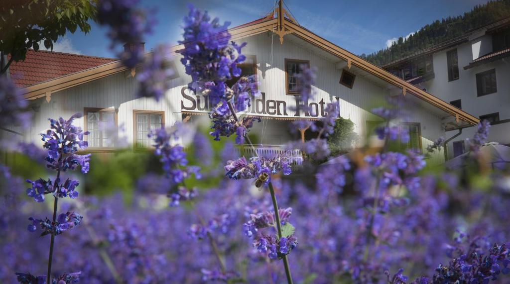 桑德沃伦孙德霍尔登酒店的一座建筑前的一大束紫色花