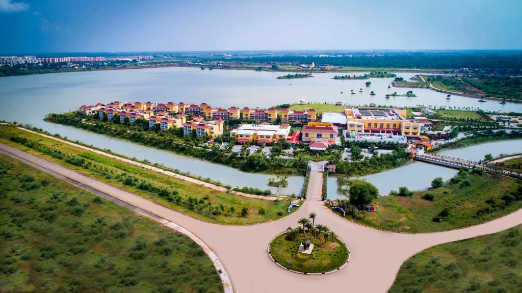 赖布尔MAYFAIR Lake Resort的享有河上度假胜地的空中景致