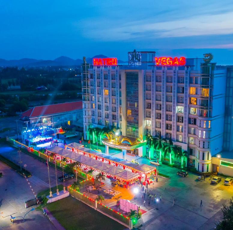 贡布Ha Tien Vegas Entertainment and Resort的一座晚上有 ⁇ 虹灯标志的建筑