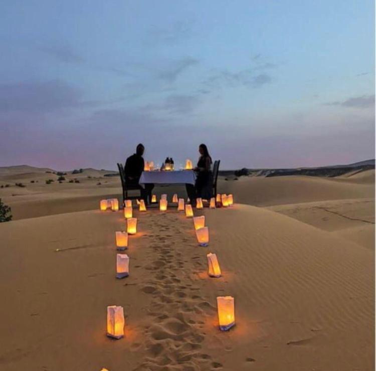 扎古拉卡里姆·哈拉酒店的一群坐在沙漠桌子上的人
