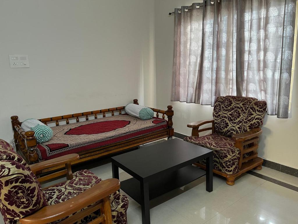 海得拉巴2 BHK Apartment at Gachibowli的一间卧室配有一张床、一把椅子和一张桌子