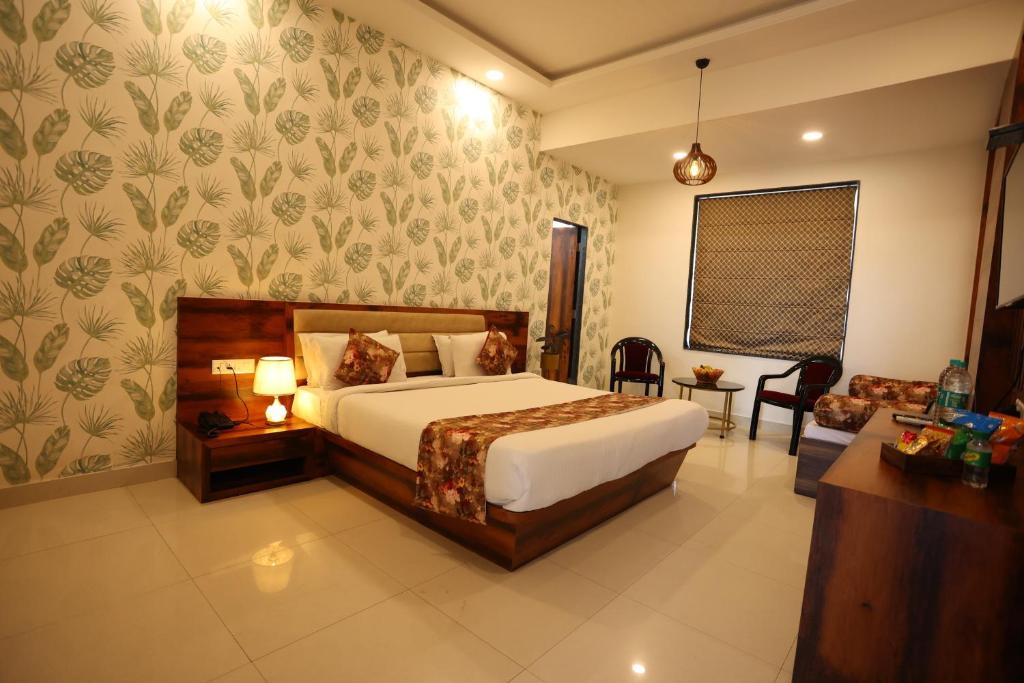 乌代浦Hotel Bhairav Bagh with Swimming Pool的一间卧室设有一张床和一间客厅。