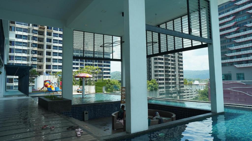 吉隆坡Reizz Residence by Elysium的一座位于建筑中的游泳池