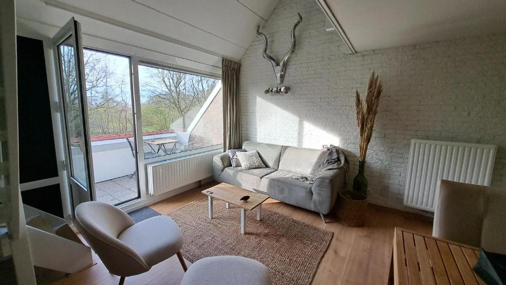 布勒伊尼瑟Appartement Bru Zeeland的客厅配有沙发和桌子