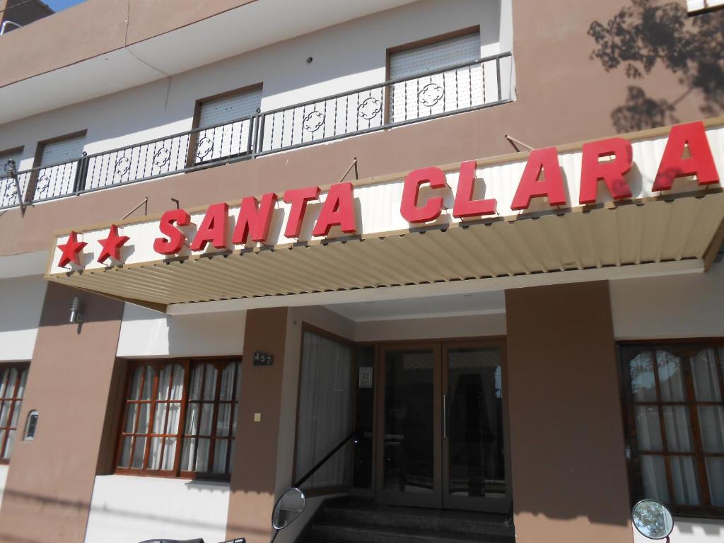 特尔马斯德里奥翁多Hotel Santa Clara的建筑上一个圣克拉拉诊所的标志