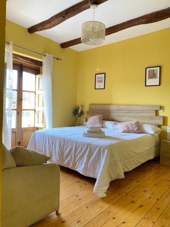 金塔尼利亚德奥内西莫Hotel Restaurante Agapio de TRESNIÑO的一间卧室配有一张大床和一张沙发