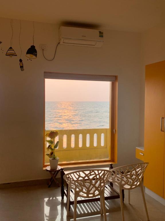 PallipuramSeagreen Beach resort的客房设有海景窗户。