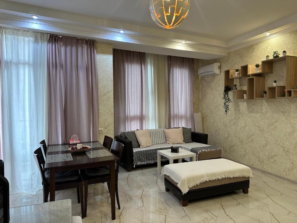 库塔伊西Rustaveli Apartment 113的客厅配有沙发和桌子