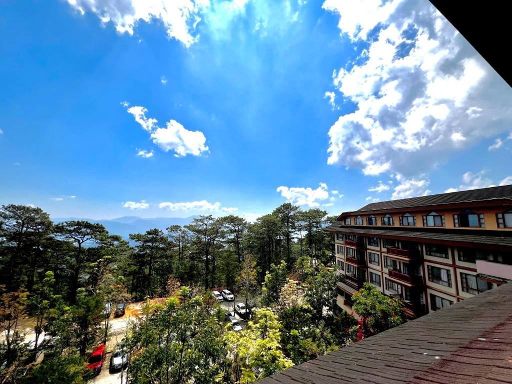 碧瑶The Forest Lodge at Camp John Hay privately owned unit with parking 545的从建筑物屋顶上可欣赏到风景