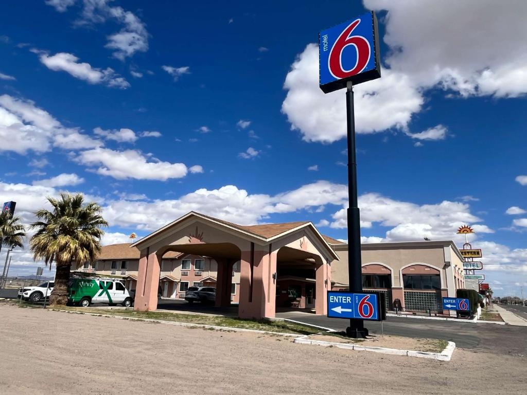 德明Motel 6 Deming, NM的交易商面前的柱子上的标志