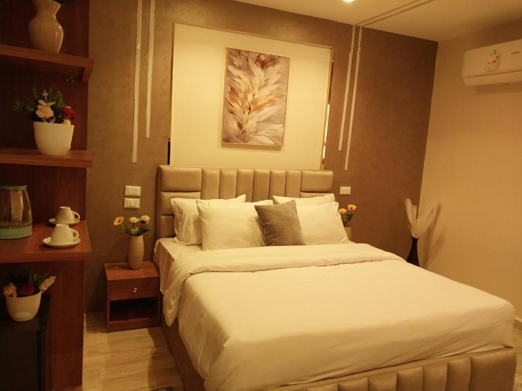 开罗Casablanca Hotel的一间卧室配有一张带白色床单的大床