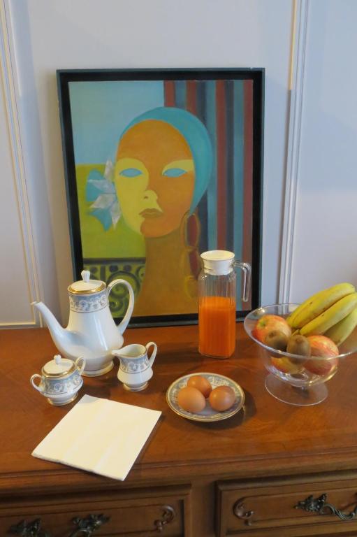 博韦Molibeau的一张桌子,上面放着一碗水果和一幅女人的画