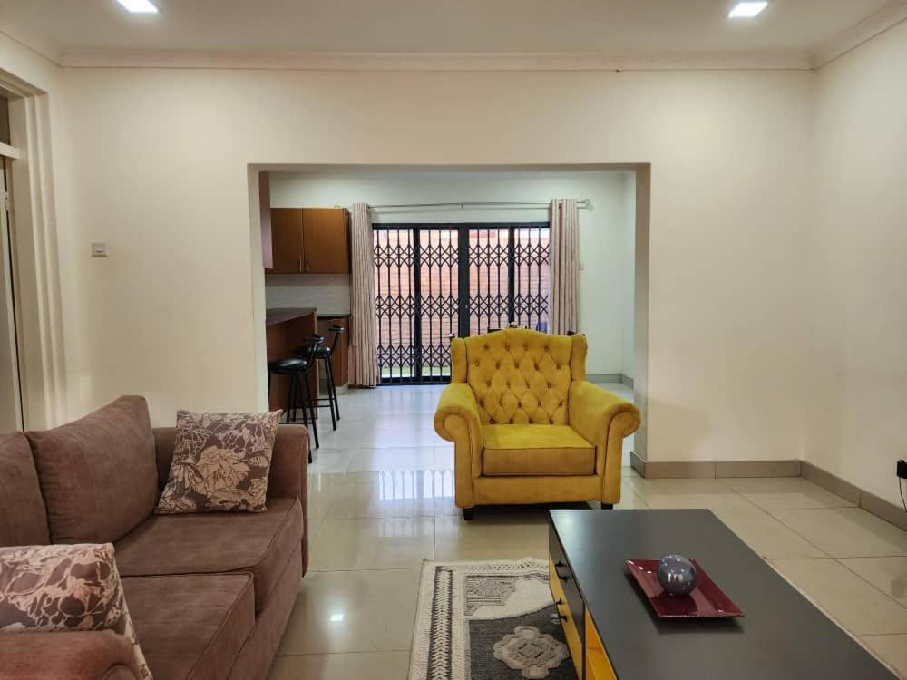 利隆圭Modern & secure apartment in Area 43 Lilongwe - self catering的带沙发和黄色椅子的客厅