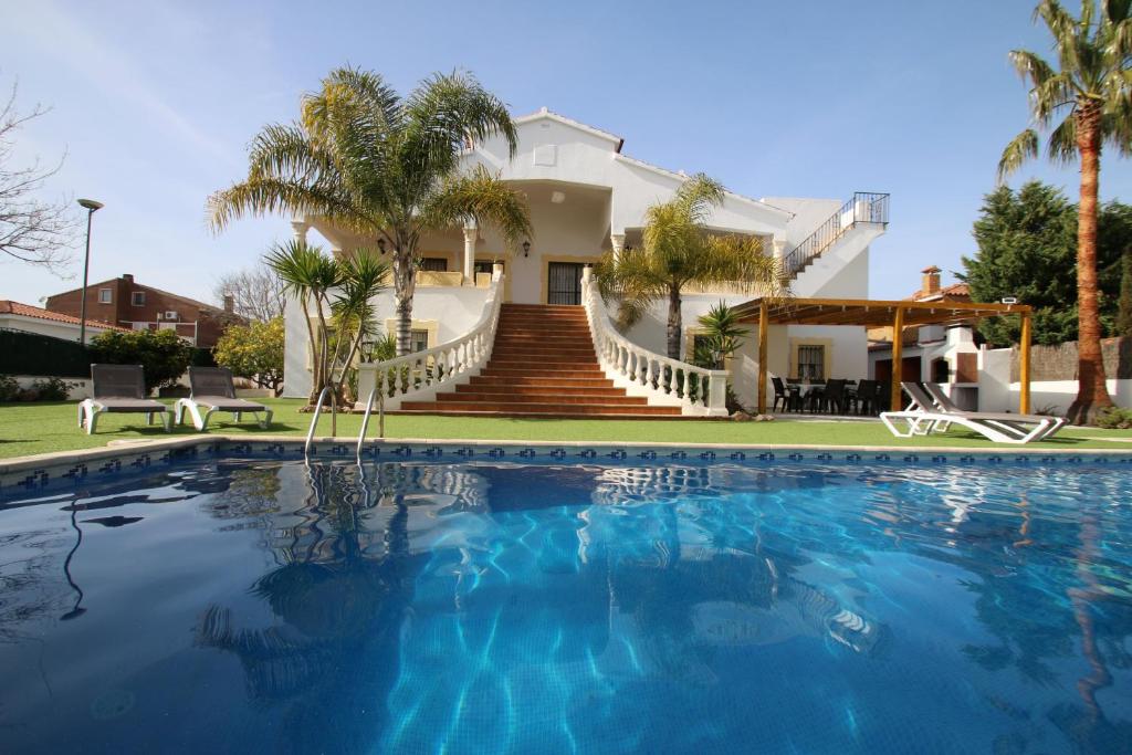 坎布里尔斯Villa Gladiols的房屋前有游泳池的房子