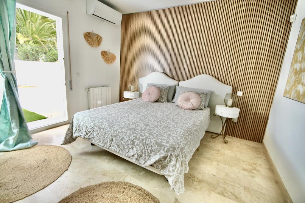 马贝拉Sapore di mare Luxury B&B and Cooking的一间卧室配有一张带两个粉红色枕头的床