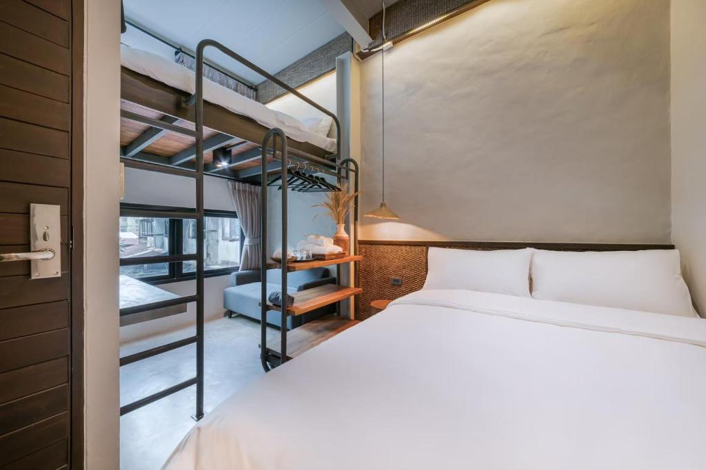 曼谷Siam Shelter Bangkok的一间卧室配有一张床和双层床。