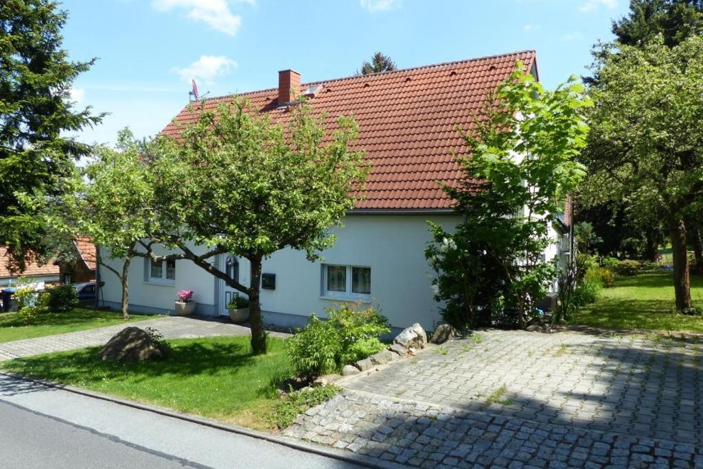 OlbersdorfUrlaubsdomizil Am Töpfer - Ferienwohnungen in Olbersdorf的一间白色的小房子,有红色的屋顶