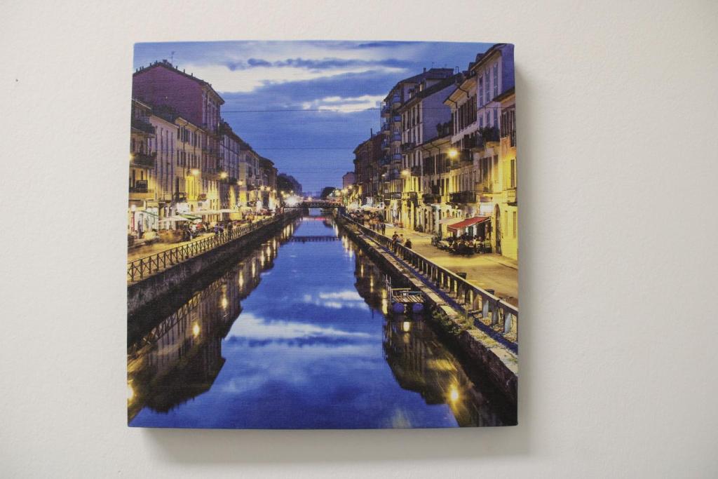 米兰Travelounge Milano San Siro的城市运河的画
