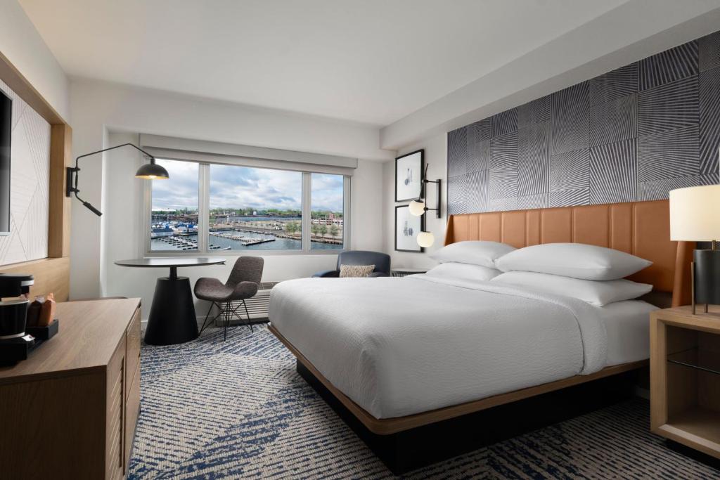 伊利Sheraton Erie Bayfront Hotel的配有一张床和一张书桌的酒店客房