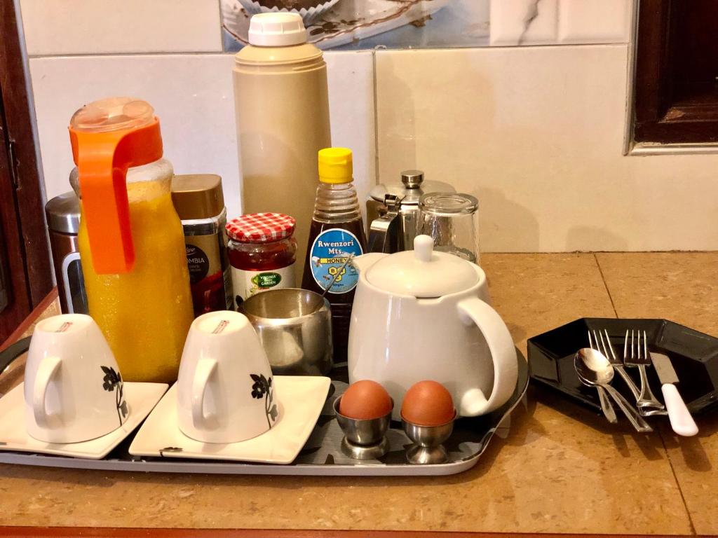 卡塞斯Sarf travelers motel的茶壶托盘和柜台上的鸡蛋