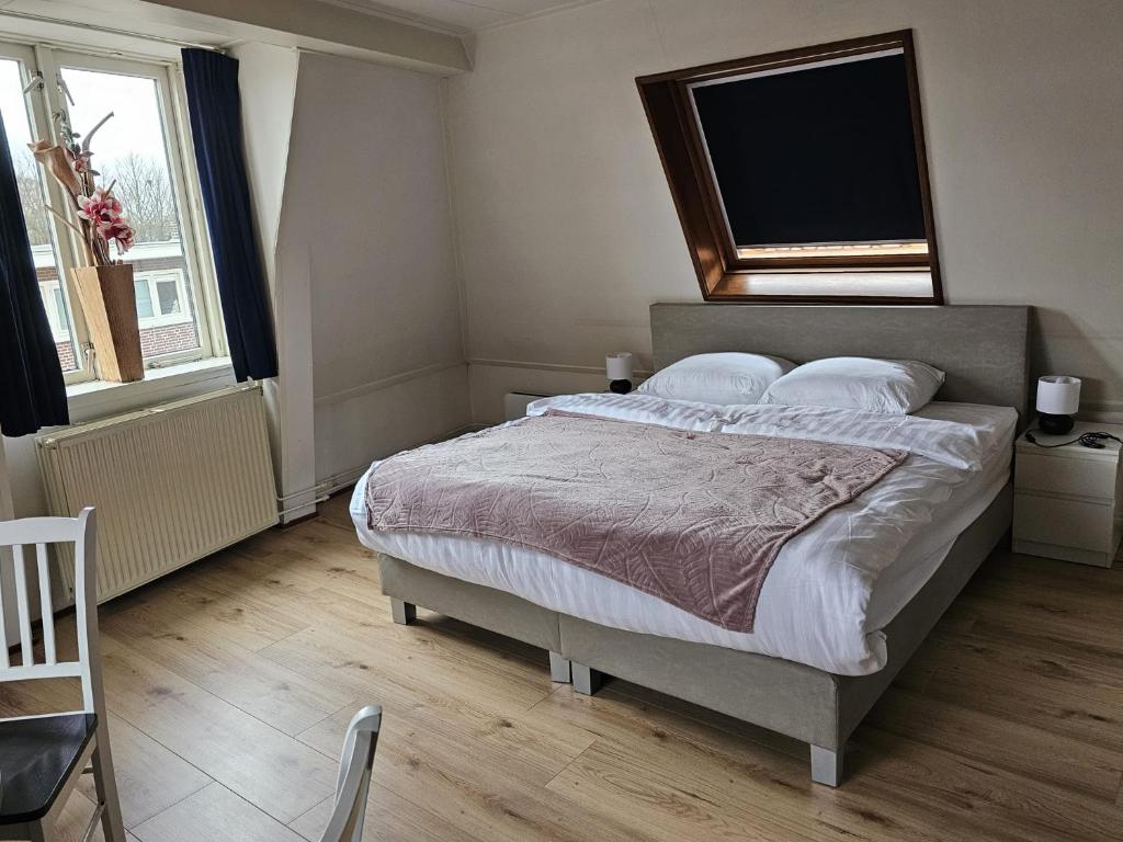 霍恩City Centre Suite的一间卧室设有一张大床和一个大窗户