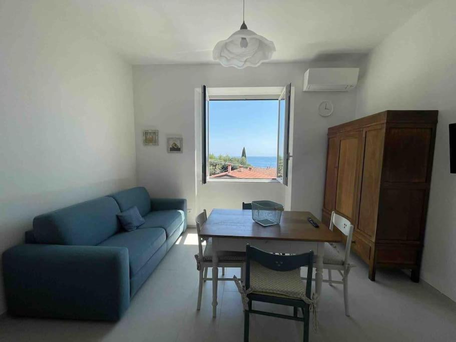 特拉罗Casa Dalidà的客厅配有蓝色的沙发和桌子