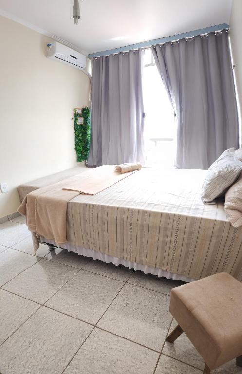 贝伦Apto com vista para Baía do Guajará的一间卧室设有一张大床和窗户