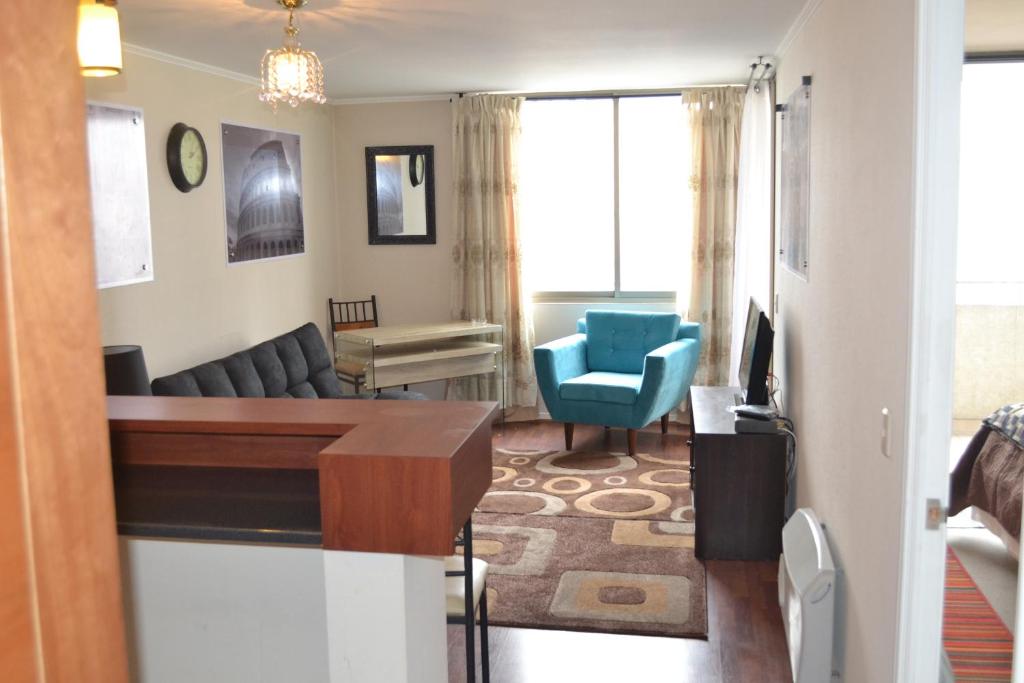 圣地亚哥圣地亚哥市中心公寓的带沙发和蓝椅的客厅