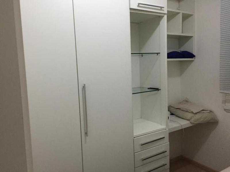 里约热内卢Quarto no posto 5 de Copacabana的白色衣柜、白色架子和冰箱