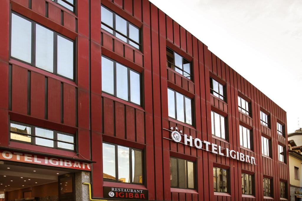 米兰一品酒店的上面有酒店冰地标志的红色建筑