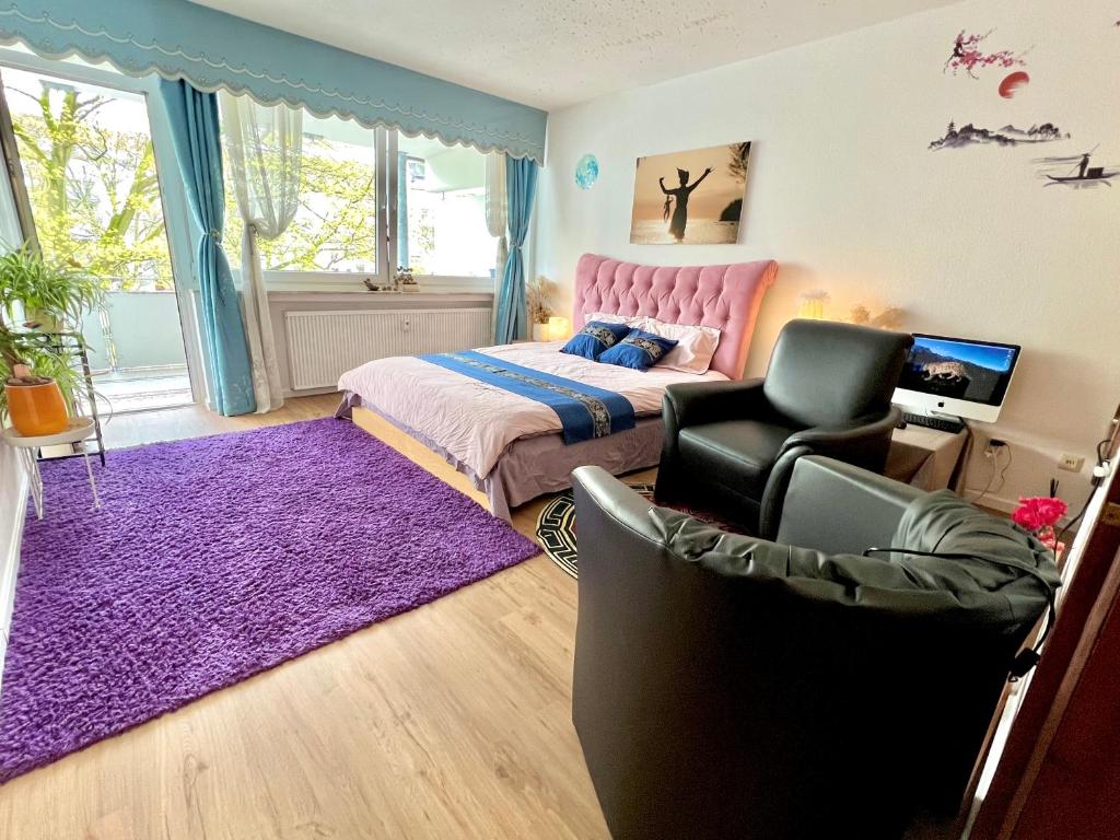 杜塞尔多夫The Stylish&Cozy Apartment with 37㎡ in District 1的一间卧室配有一张床和紫色地毯
