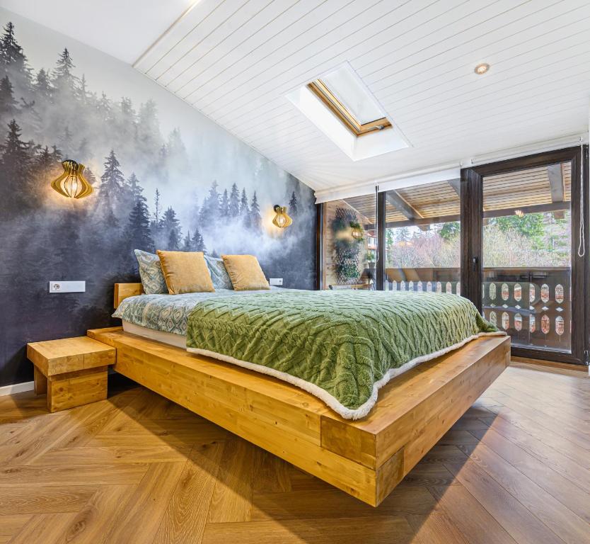 波亚纳布拉索夫Studio Guapo的卧室配有一张壁挂森林壁画的床
