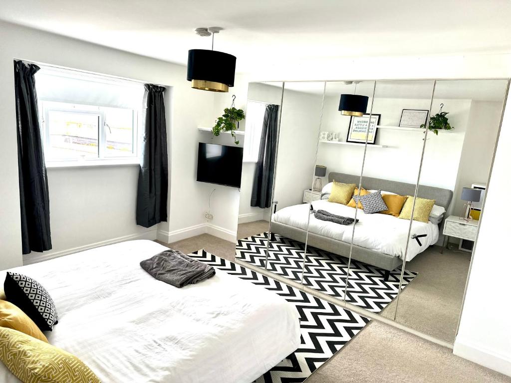 圣赫利尔泽西Eden Hotel - Beach Apartments & Suites的一间卧室设有一张床和一间客厅。