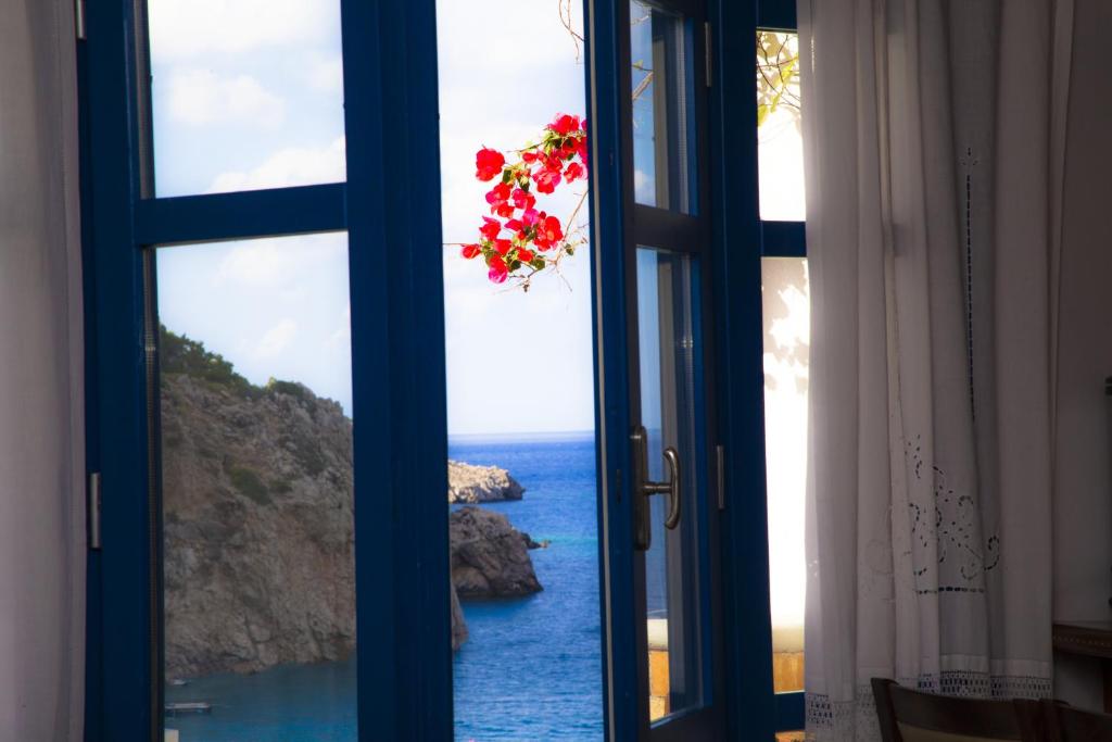 Kyra PanagiaBlue Waves Studios的客房设有海景窗户。