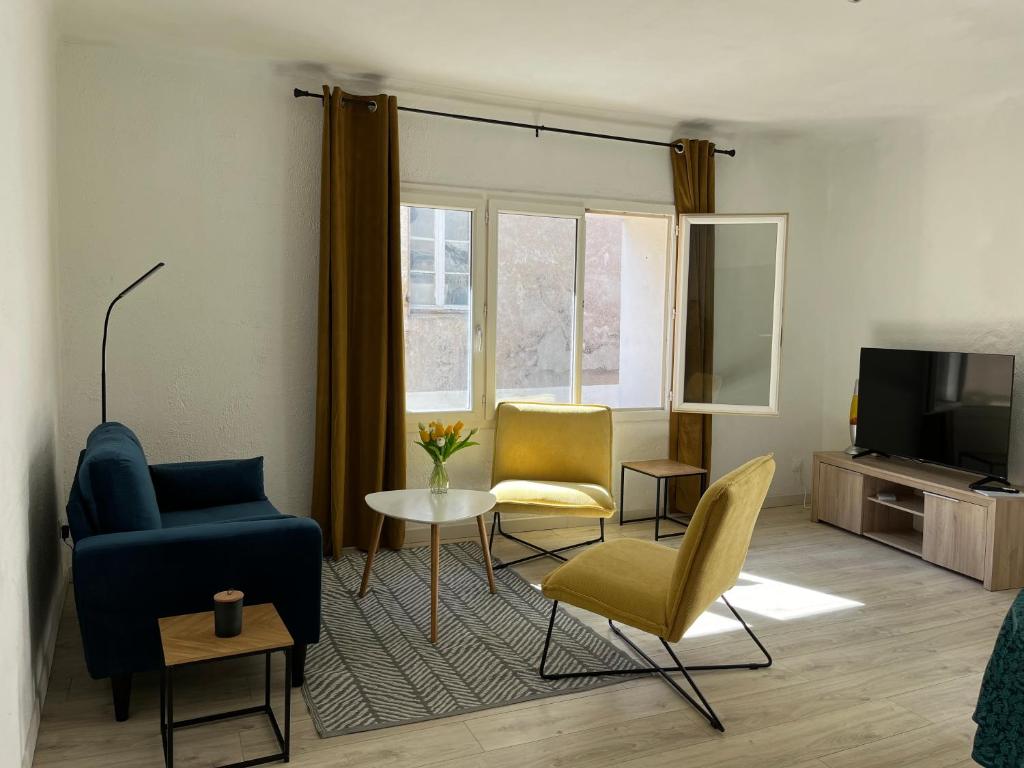 莱德农Maison de village的客厅配有沙发、椅子和电视