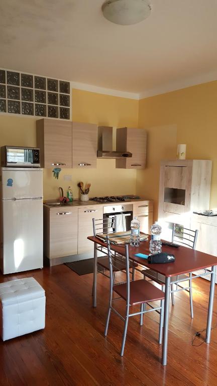 伊夫雷亚Torres Rojas的厨房配有桌子和白色冰箱。
