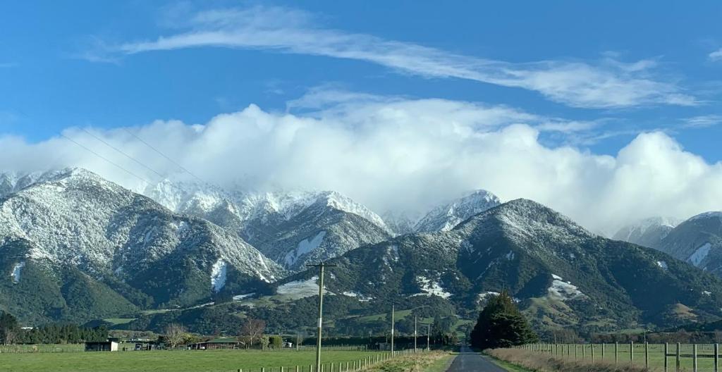 凯库拉Alpine Manuka View Cabin的享有山脉和雪覆盖山脉的美景