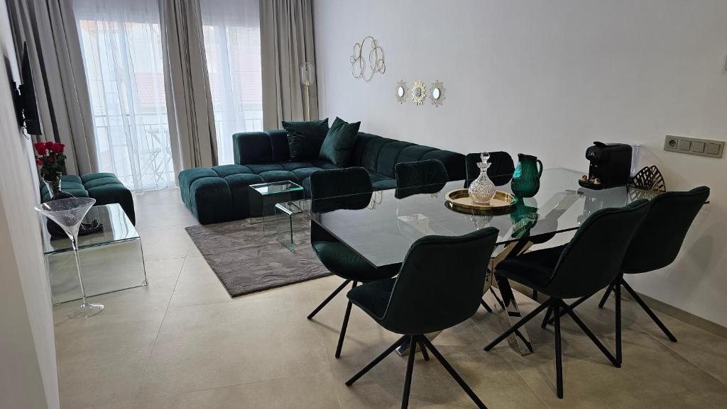 马贝拉Venezuela Apartment的客厅配有玻璃桌和椅子