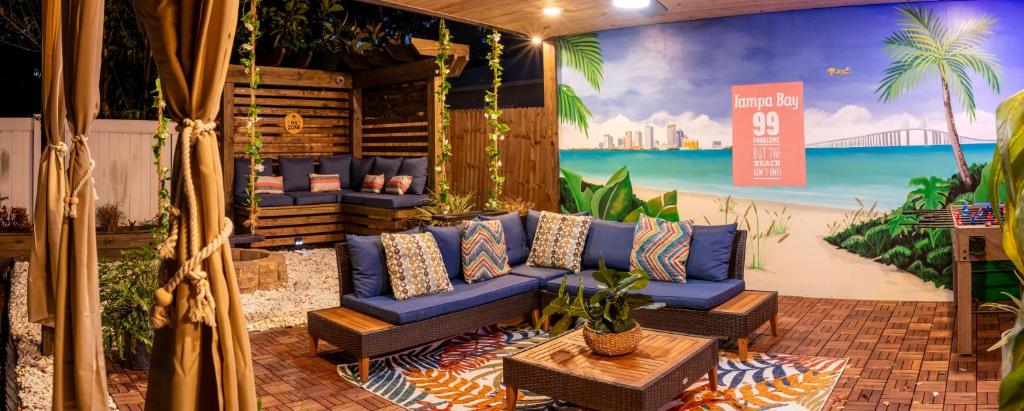 坦帕New Downtown Tampa Cottage for 4的客厅配有蓝色的沙发和壁画