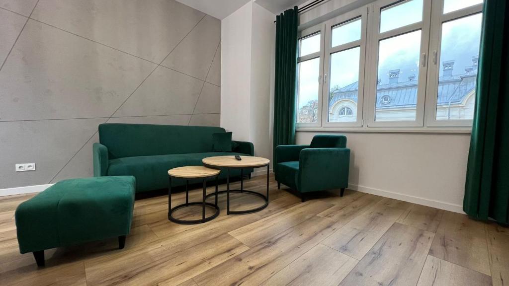 别尔斯克-比亚拉CityCenterApartments/M32/6的一间等候室,配有绿色家具和桌椅