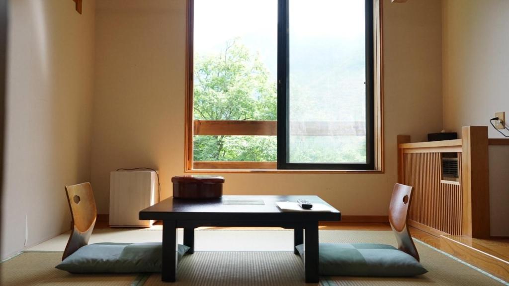 松本Nakanoyu Onsen Ryokan - Vacation STAY 18829v的窗户客房内的桌椅