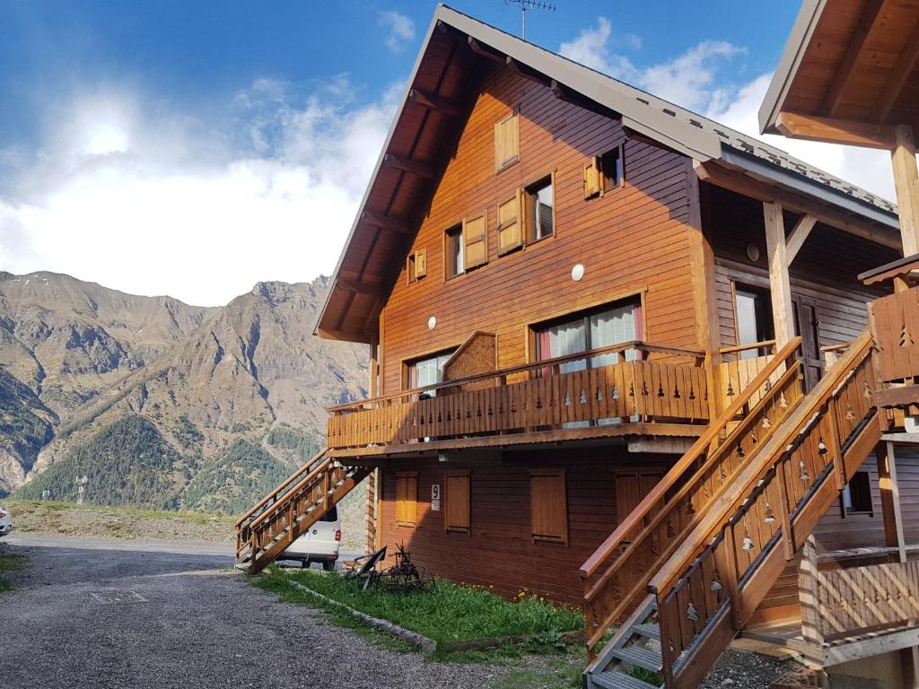 雷阿隆Duplex dans chalet au coeur de la station的带阳台的大型山景木屋