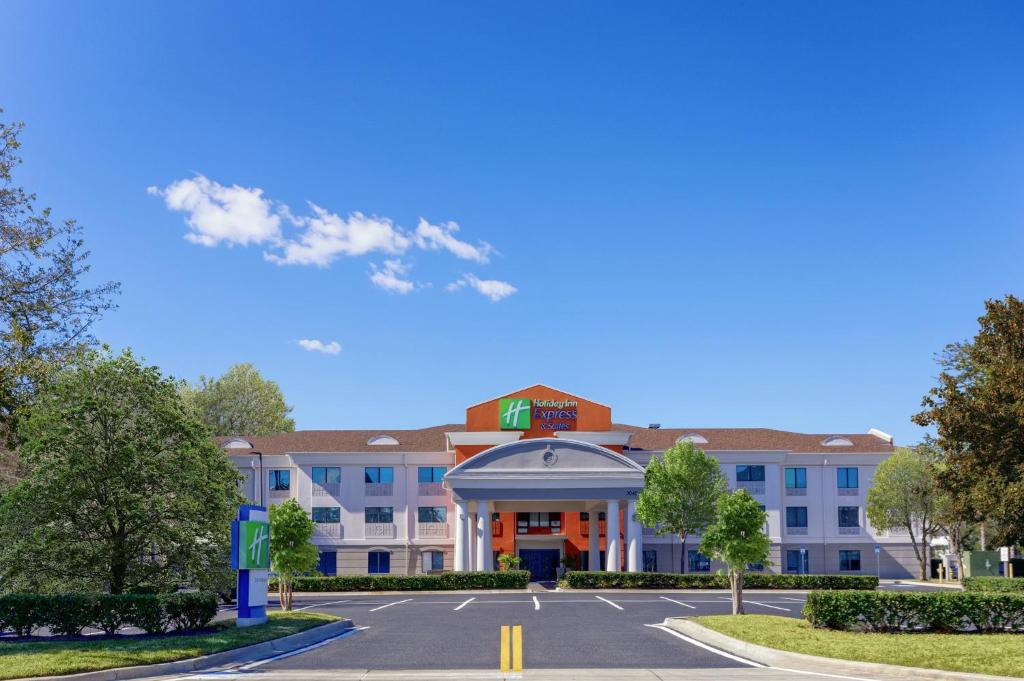 杰克逊维尔Holiday Inn Express Hotel & Suites Jacksonville - Mayport / Beach, an IHG Hotel的酒店前方的 ⁇ 染