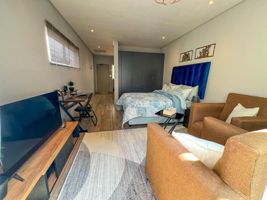 约翰内斯堡Entire Studio Apartment in Maboneng的客厅配有沙发和1张床
