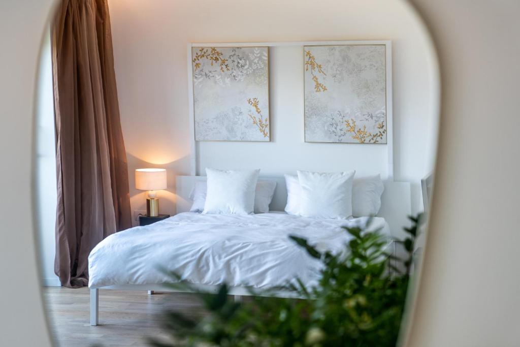 阿皮亚诺苏拉斯特拉达Villa Maria Boutique Apartment St Pauls的卧室配有白色的床和镜子